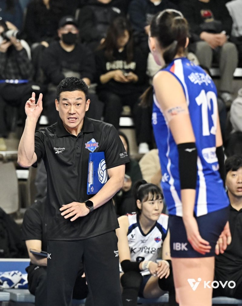 작전 지시하는 여오현 IBK기업은행 감독대행 (출처=연합뉴스)