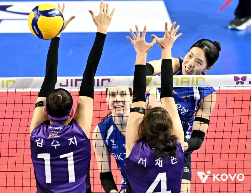 공격하는 IBK기업은행의 육서영(오른쪽) (출처=연합뉴스)