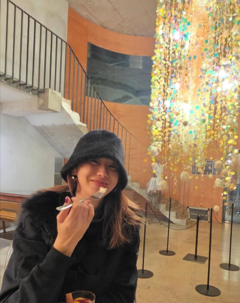 유인영 디저트 먹다 활짝…모자 써도 예쁘네