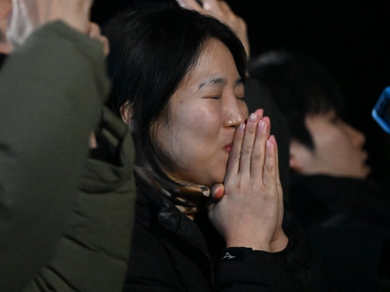 [고흥=뉴시스] 이현행 기자 = 27일 오전 전남 고흥군 우주발사전망대에서 한 시민이 발사된 누리호를 보며 두손을 모아 기도하고 있다. 2025.11.27. lhh@newsis.com