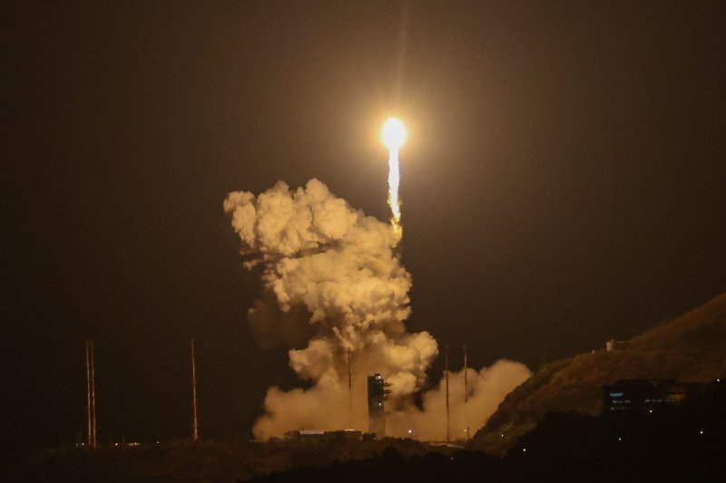 한국형 발사체 누리호(KSLV-Ⅱ)가 27일 새벽 전남 고흥군 나로우주센터에서 4차 발사를 맞아 우주로 날아오르고 있다. 2025.11.27/뉴스1 ⓒ News1 안은나 기자