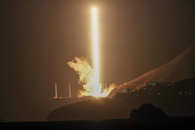 한국형 발사체 누리호(KSLV-Ⅱ)가 27일 새벽 전남 고흥군 나로우주센터에서 4차 발사를 맞아 우주로 날아오르고 있다. (레이어 합성) 2025.11.27/뉴스1 ⓒ News1 안은나 기자