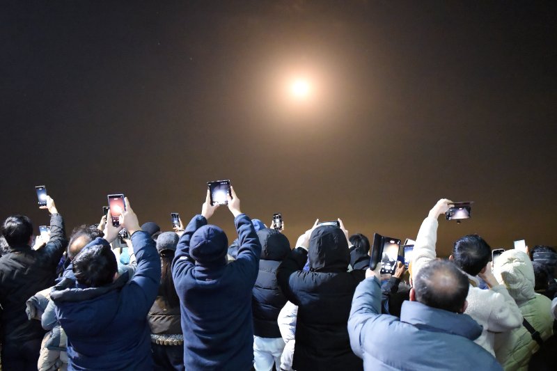 한국형 발사체 누리호(KSLV-Ⅱ)가 발사된 27일 새벽 고흥우주발사전망대에서 지켜보던 관람객들이 스마트폰으로 이를 촬영하고 있다. 2025.11.27/뉴스1 ⓒ News1 김성준 기자