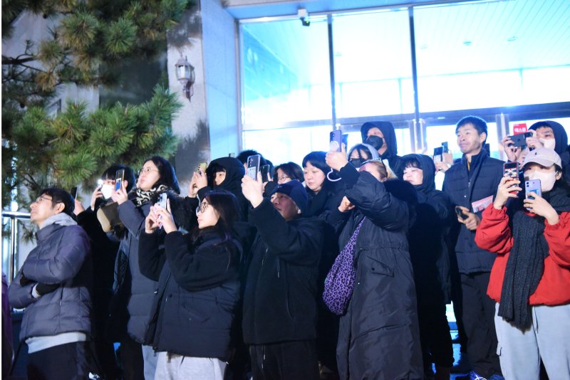 한국형 발사체 누리호(KSLV-Ⅱ)가 발사된 27일 새벽 고흥우주발사전망대에서 지켜보던 관람객들이 스마트폰으로 이를 촬영하고 있다. 2025.11.27/뉴스1 ⓒ News1 김성준 기자