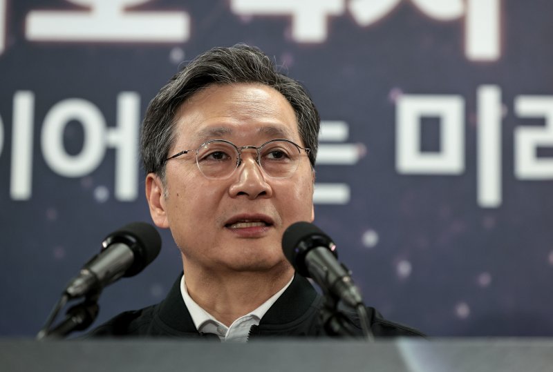 윤영빈 우주항공청장이 26일 전라남도 고흥 나로우주센터 프레스센터에서 발사관리위원회의 누리호 4차 발사 시각 확정 관련 브리핑을 하고 있다. (한국항공우주연구원 제공. 재판매 및 DB 금지) 2025.11.26/뉴스1