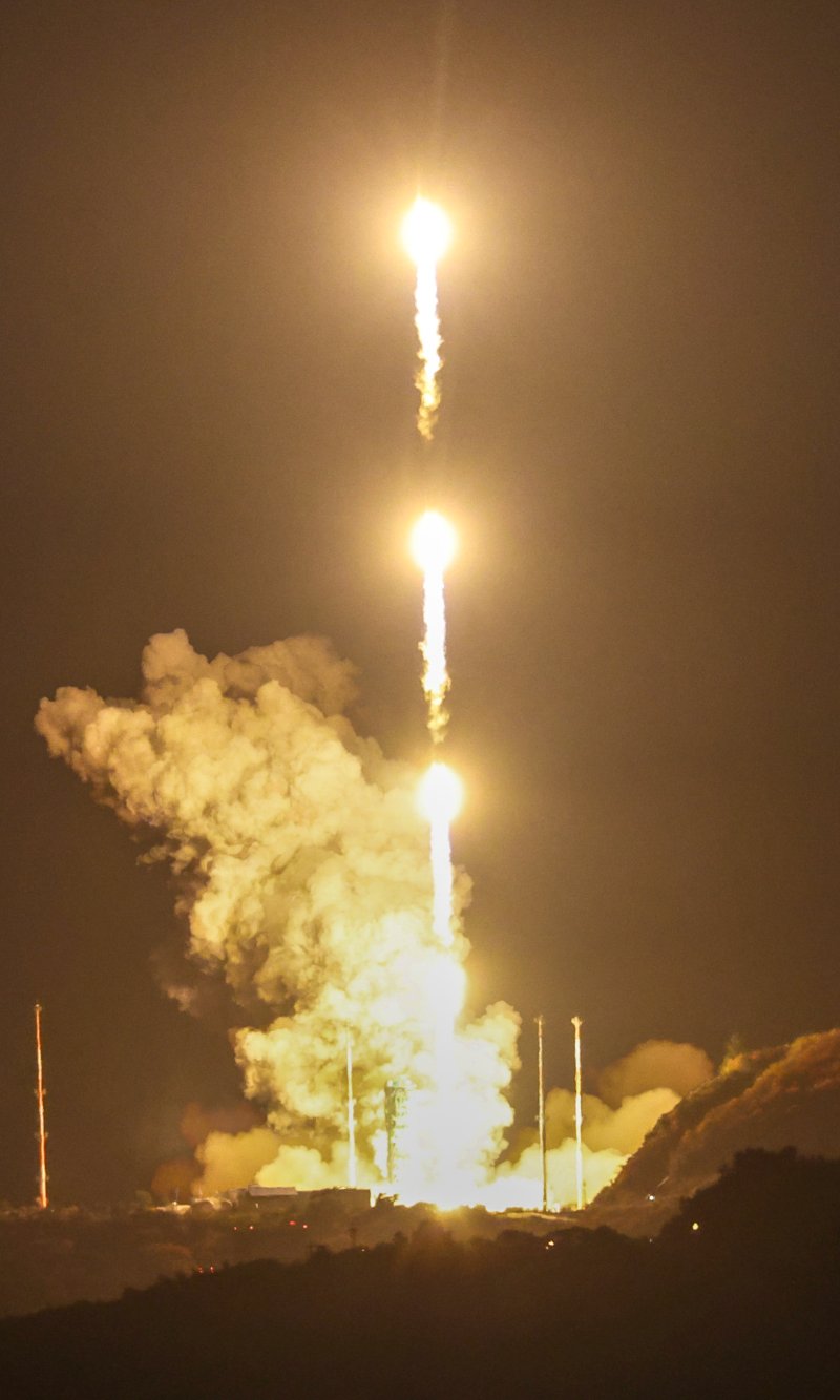 한국형 발사체 누리호(KSLV-Ⅱ)가 27일 새벽 전남 고흥군 나로우주센터에서 4차 발사를 맞아 우주로 날아오르고 있다. (레이어 합성) 2025.11.27/뉴스1 ⓒ News1 안은나 기자