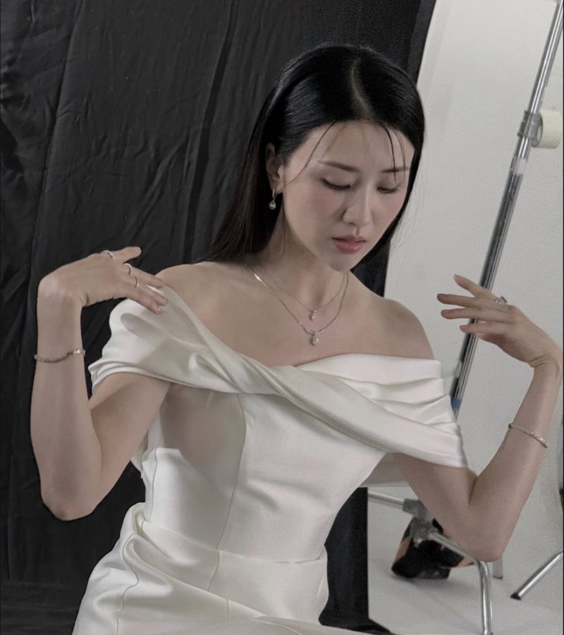 38세 박하선 완벽 미모 과시…드레스 소화