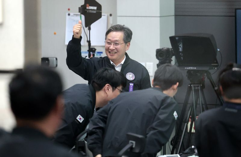 27일 새벽 누리호 4차 발사 성공이 최종 확정되자 윤영빈 우주항공청장과 직원들이 성공을 축하하고 있는 모습. 한국항공우주연구원 제공