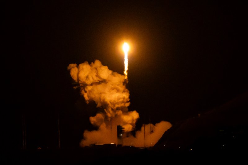 [여수=뉴시스] 황준선 기자 = 한국형 발사체 누리호가 27일 새벽 전남 고흥군 나로우주센터에서 발사되고 있다. 민간 기업인 한화에어로스페이스가 기술 이전을 통해 발사체 제작 전 과정을 주관한 누리호 4호기는 오로라·대기광 관측과 우주 자기장·플라스마 측정 등을 위한 위성 13기가 탑재됐다. 2025.11.27. hwang@newsis.com