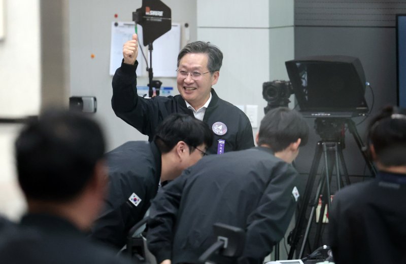 [고흥 나로우주센터=뉴시스] 27일 새벽 전남 고흥군 나로우주센터에서 윤영빈 우주항공청장을 비롯, 항우연 직원들이 한국형 발사체 누리호가 성공적으로 발사되자 기뻐하고 있다. 민간 기업인 한화에어로스페이스가 기술 이전을 통해 발사체 제작 전 과정을 주관한 누리호 4호기는 오로라·대기광 관측과 우주 자기장·플라스마 측정 등을 위한 위성 13기가 탑재됐다. (사진=항공우주연구원 제공) 2025.11.27. photo@newsis.com *재판매 및 DB 금지