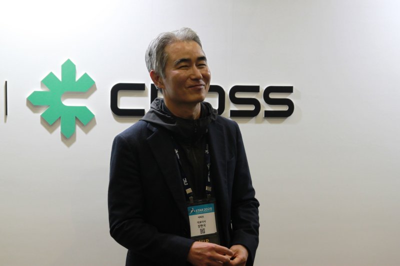 장현국 넥써쓰 대표가 14일 부산 벡스코 제2전시관에 위치한 BTB(기업 간 거래) 부스를 방문해 취재진과 대화하고 있다.2025.11.14/뉴스1 ⓒ News1 김민재 기자