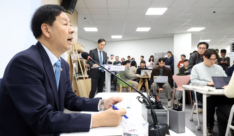 [세종=뉴시스] 강종민 기자 = 구윤철 부총리 겸 기획재정부 장관이 26일 세종시 정부세종청사에서 열린 출입기자 간담회에서 외환시장 등 최근 경제상황을 설명하고 있다. 2025.11.26. ppkjm@newsis.com