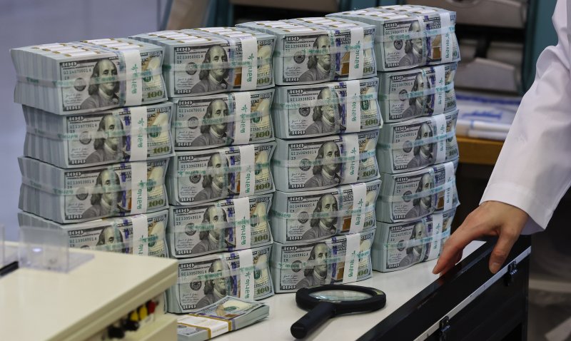 [서울=뉴시스] 최진석 기자 = 서울 중구 하나은행 위변조대응센터에서 관계자가 보유중인 달러를 정리하고 있는 모습. 2025.11.05. myjs@newsis.com