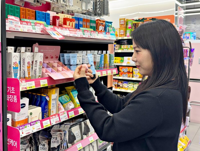 BGF리테일의 편의점 CU에 뷰티 제품이 진열돼 있다.(사진=BGF리테일 제공) *재판매 및 DB 금지