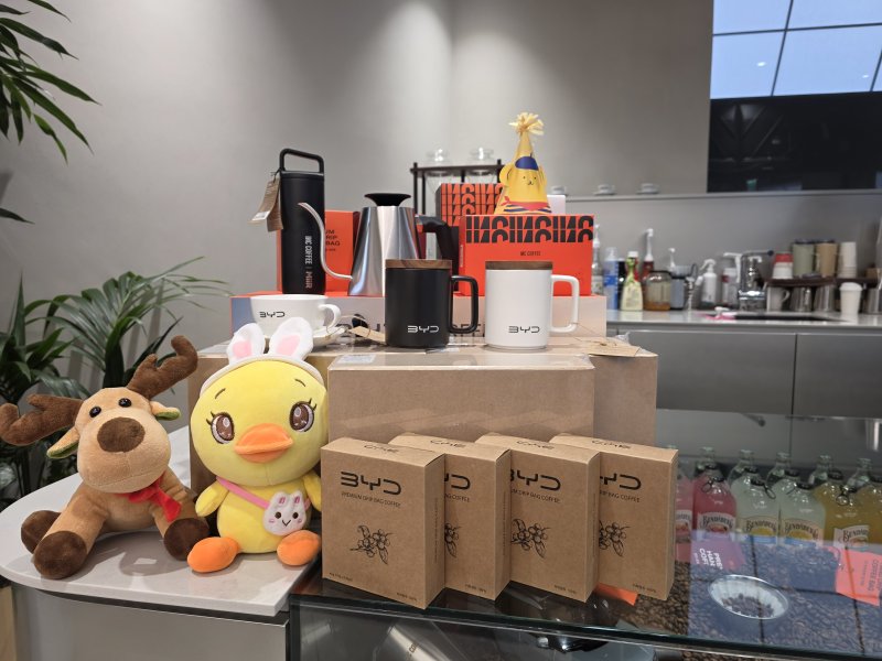 [서울=뉴시스]박현준 기자 = 서울 마포구에 있는 BYD Breeze 마포 전시장 내 카페 모습. 지난 8월 오픈한 이곳은 국내 BYD 전시장으로는 최초로 선보이는 카페형 전시장이다. 2025.11.27 parkhj@newsis.com *재판매 및 DB 금지