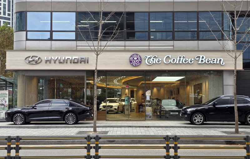 [서울=뉴시스]박현준 기자 = 서울 영등포구에 있는 현대자동차 여의도지점. 커피빈과 협업한 공간이 특징이다. 2025.11.27 parkhj@newsis.com *재판매 및 DB 금지