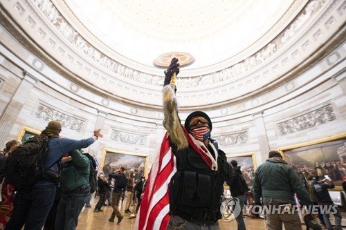 미 의사당 난입한 트럼프 지지자 (출처=연합뉴스)