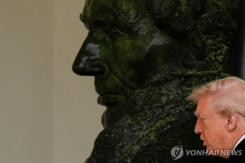 "현직 대통령 법정 못 세워" 트럼프 사법리스크 족쇄 모두 풀려