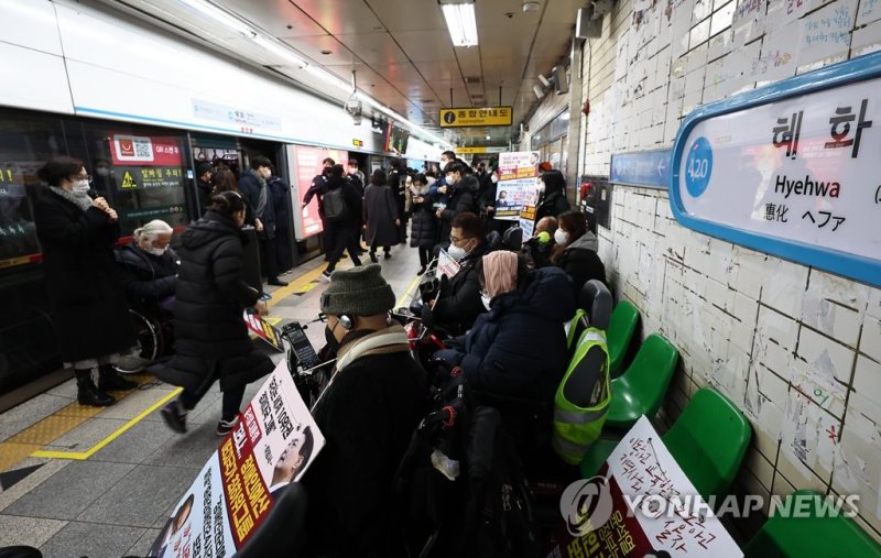 선전전 이어가는 전장연 (출처=연합뉴스)