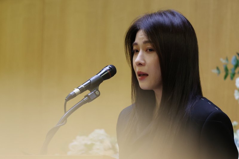 국민배우 이순재가 91세를 일기로 별세한 가운데, 27일 오전 서울 송파구 아산병원에서 열린 영결식에서 배우 하지원이 추모사를 하고 있다. 이순재는 지난해 연극 '고도를 기다리며를 기다리며'를 마지막으로 활동을 중단하고 건강 악화로 재활 치료를 받던 중 사망 소식을 전해 안타까움을 자아내고 있다. (공동취재) 2025.11.27/뉴스1 ⓒ News1 김명섭 기자