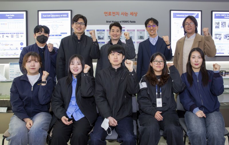 연구진 모습. 왼쪽 위 부터 시계방향으로 임익성 학생연구원, 황영주 박사후연구원, 이은직 책임연구원, 박구곤 책임연구원, 권용민 선임연구원, 최지예 학생연구원, 정서연 학생연구원, 이도훈 학생연구원, 최아현 학생연구원, 한정민 학생연구원. (한국에너지기술연구원 제공. 재판매 및 DB금지) 2025.11.27/뉴스1