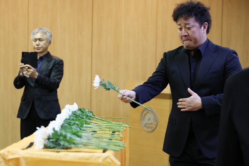 "꽃길로 가시길" 91세 별세 故이순재, 마지막 길 놓인 국화 91송이…눈물의 헌화