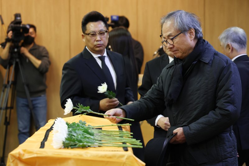 꽃길로 가시길 91세 별세 故이순재, 마지막 길 놓인 국화 91송이…눈물의 헌화