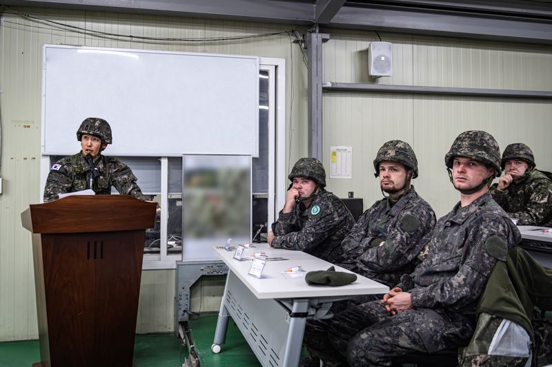 국제과정 참가자들이 포병학교에서 진행된 K9자주포 실습 간 장비운영 설명 및 토의를 하는 진행하고 있다. 육군 제공