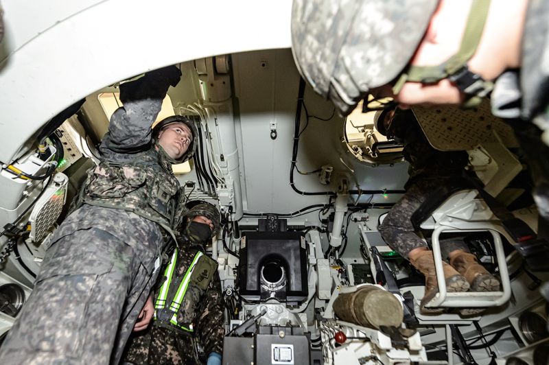 국제과정에 참가한 외국군이 포병학교에서 진행된 K9자주포 실습 간 장비를 조작하고 있다. 육군 제공