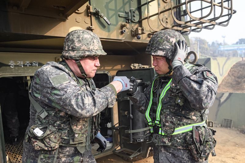 국제과정에 참가한 외국군과 한국군 운영 요원이 주먹을 맞대며 서로를 응원하고 있다. 육군 제공