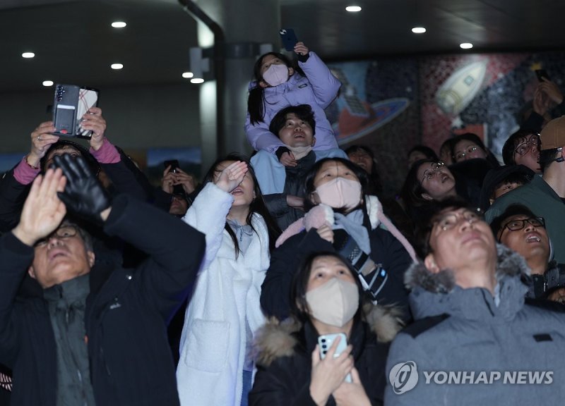 우주로 향하는 누리호 지켜보는 관람객들 (출처=연합뉴스)