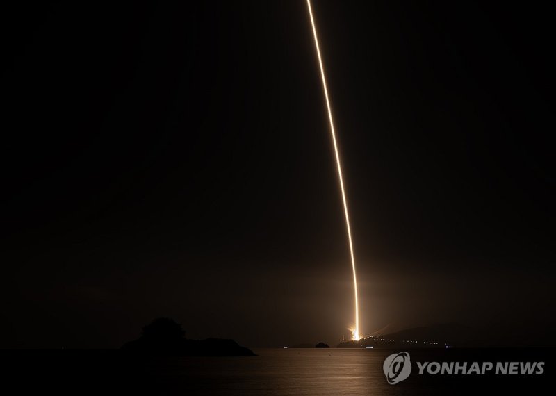 어둠을 뚫고 한줄기 빛이 된 누리호 (출처=연합뉴스)