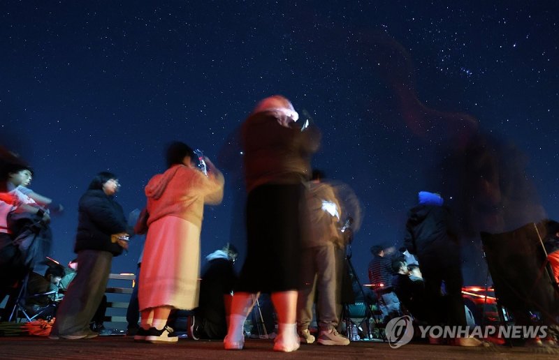 별빛 아래서 (출처=연합뉴스)