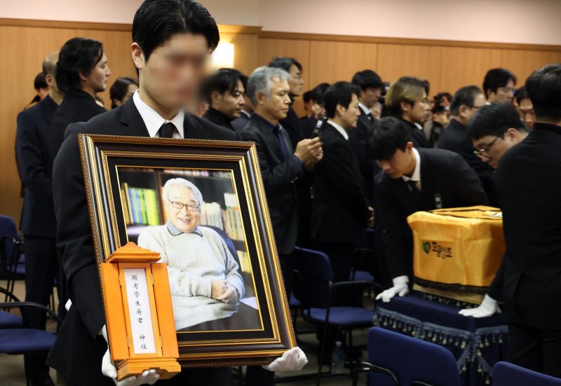 [뉴스1 PICK]故 이순재 영결식…'후배들 눈물 속 마지막 길'