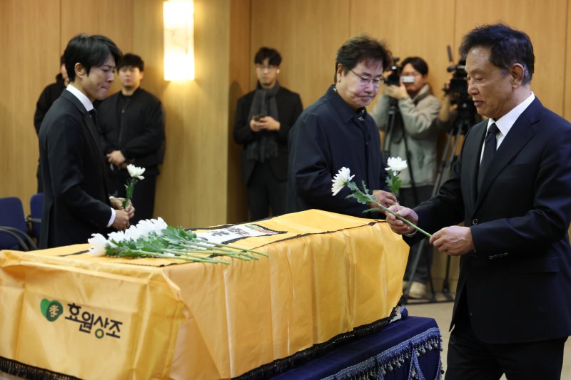 [뉴스1 PICK]故 이순재 영결식…'후배들 눈물 속 마지막 길'