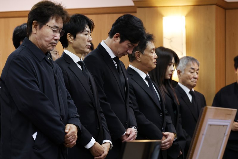 [뉴스1 PICK]故 이순재 영결식…'후배들 눈물 속 마지막 길'