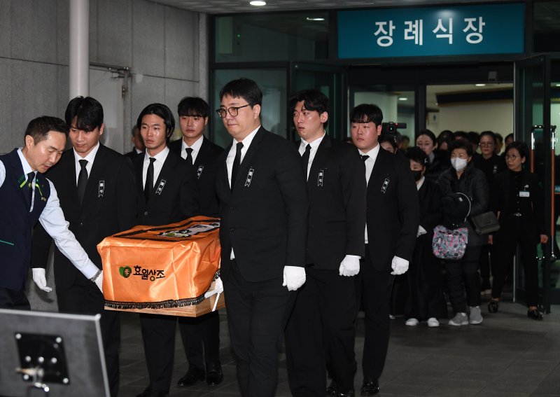 [뉴스1 PICK]故 이순재 영결식…'후배들 눈물 속 마지막 길'