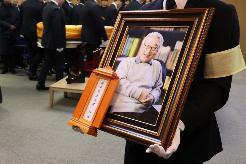 [뉴스1 PICK]故 이순재 영결식…'후배들 눈물 속 마지막 길'