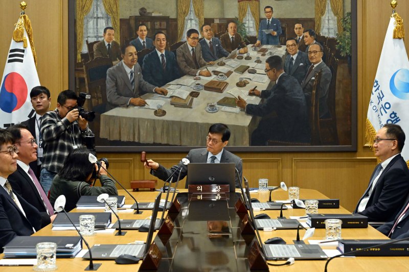 이창용 한국은행 총재가 27일 서울 중구 한국은행에서 열린 금융통화위원회 본회의에서 의사봉을 두드리고 있다. (공동취재) 2025.11.27/뉴스1 ⓒ News1 이호윤 기자