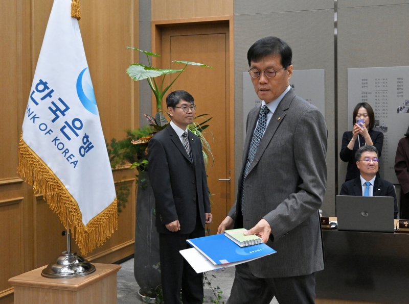 이창용 한국은행 총재가 27일 오전 서울 중구 한국은행 본관에서 열린 금융통화위원회 본회의에 참석하고 있다. (공동취재) 2025.11.27/뉴스1 ⓒ News1 이호윤 기자