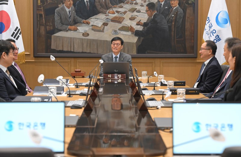 이창용 한국은행 총재가 27일 오전 서울 중구 한국은행 본관에서 열린 금융통화위원회 본회의를 주재하고 있다. (공동취재) 2025.11.27/뉴스1 ⓒ News1 이호윤 기자