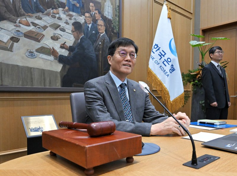 이창용 한국은행 총재가 27일 오전 서울 중구 한국은행 본관에서 열린 금융통화위원회 본회의를 주재하고 있다. (공동취재) 2025.11.27/뉴스1 ⓒ News1 이호윤 기자