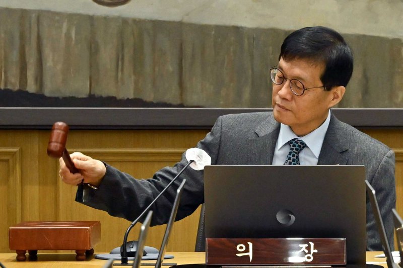 이창용 한국은행 총재가 27일 서울 중구 한국은행에서 열린 금융통화위원회 본회의에서 의사봉을 두드리고 있다. (공동취재) 2025.11.27/뉴스1 ⓒ News1 이호윤 기자