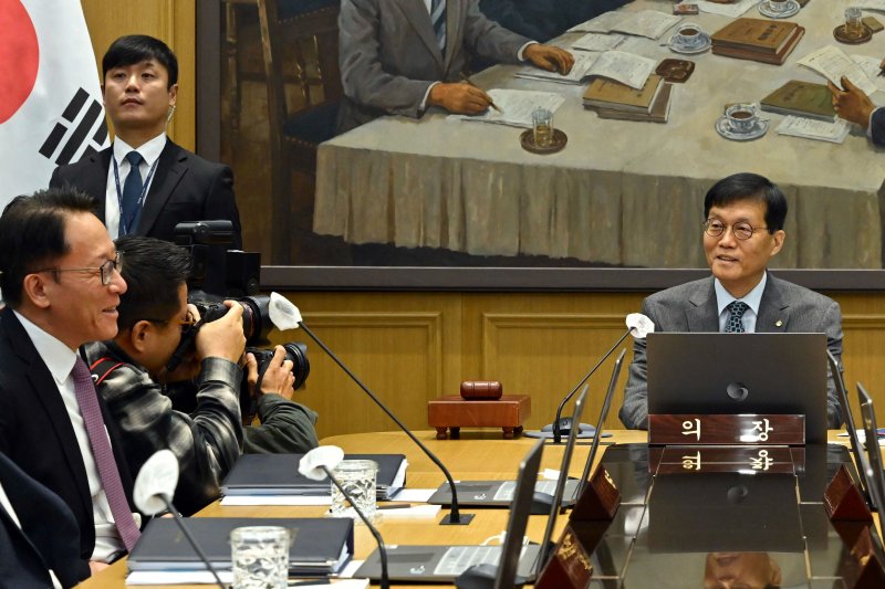 이창용 한국은행 총재가 27일 오전 서울 중구 한국은행 본관에서 열린 금융통화위원회 본회의에서 위원들과 대화하고 있다. (공동취재) 2025.11.27/뉴스1 ⓒ News1 이호윤 기자