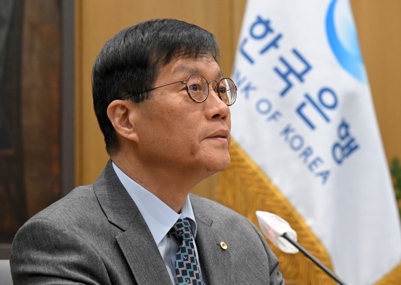 이창용 한국은행 총재가 27일 오전 서울 중구 한국은행 본관에서 열린 금융통화위원회 본회의에 참석해 자리하고 있다. (공동취재) 2025.11.27/뉴스1 ⓒ News1 이호윤 기자