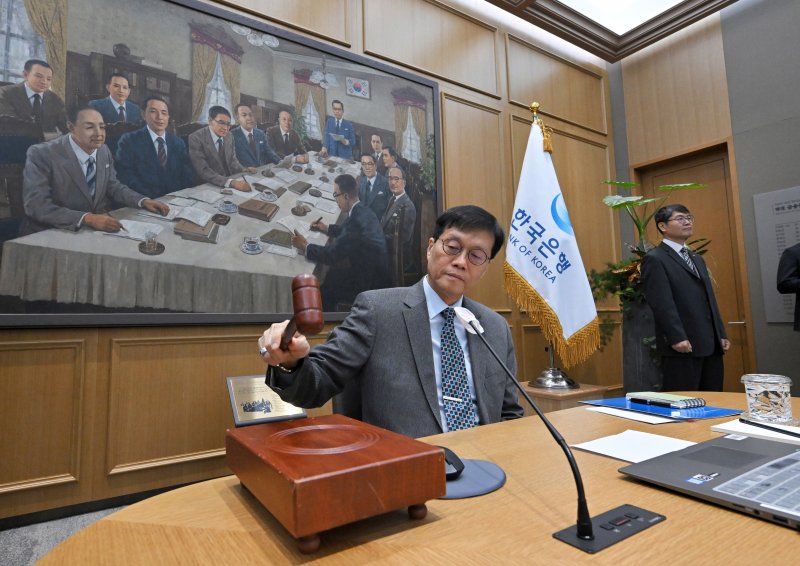 이창용 한국은행 총재가 27일 오전 서울 중구 한국은행 본관에서 열린 금융통화위원회 본회의에서 의사봉을 두드리고 있다. (공동취재) 2025.11.27/뉴스1 ⓒ News1 이호윤 기자