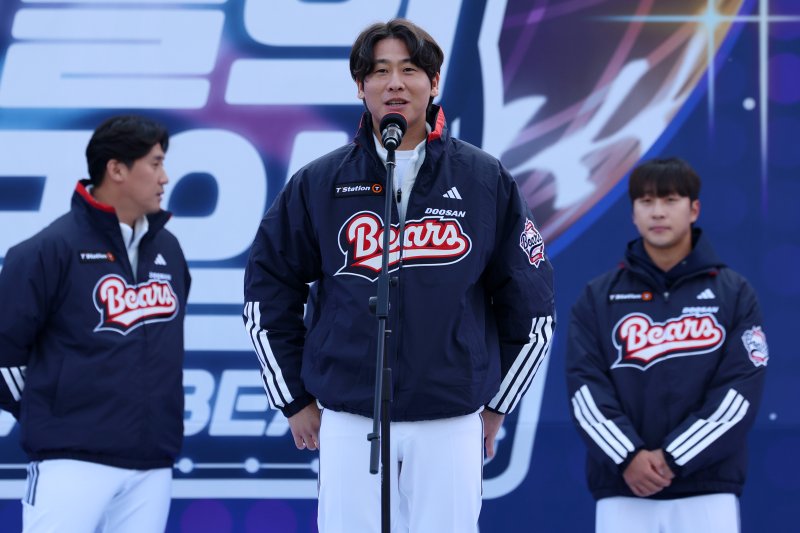 [서울=뉴시스] 조성우 기자 = 23일 서울 송파구 잠실야구장에서 열린 두산 베어스 팬 페스티벌 '곰들의 모임'에서 FA계약으로 두산에 합류한 박찬호가 팬들과 인사하며 입장하고 있다. 2025.11.23. xconfind@newsis.com