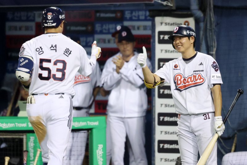 [서울=뉴시스] 조성우 기자 = 25일 오후 서울 송파구 잠실야구장에서 열린 2025 KBO리그 한화 이글스와 두산 베어스의 경기, 두산 5회말 공격 1사 후 양석환이 솔로 홈런을 때리고 더그아웃으로 들어오며 정수빈의 환영을 받고 있다. 2025.09.25. xconfind@newsis.com