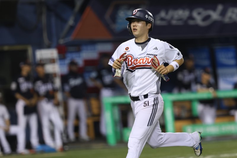 [서울=뉴시스]프로야구 두산 베어스의 조수행이 지난달 23일 잠실구장에서 벌어진 2025 신한 쏠뱅크 한화 이글스와의 경기에 득점하고 있다. (사진=두산 베어스 제공) 2025.08.17. photo@newsis.com *재판매 및 DB 금지