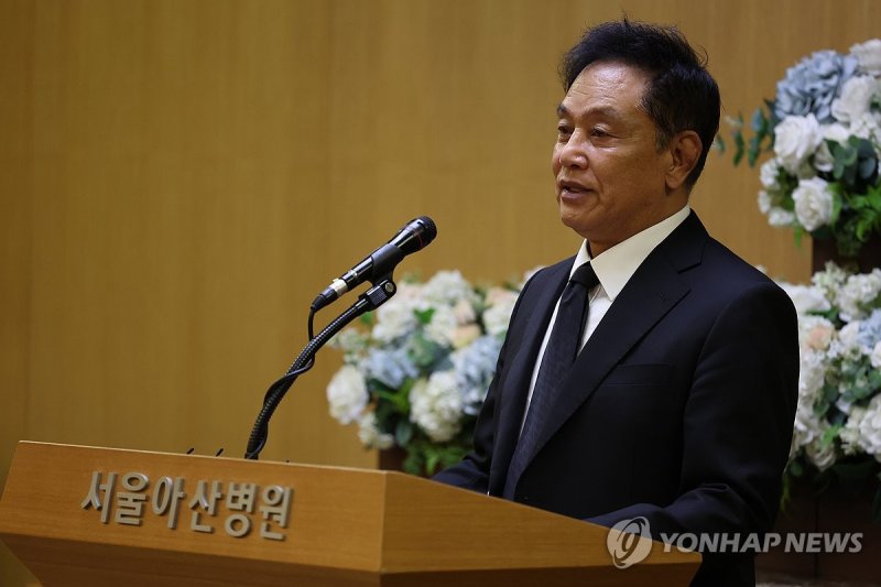 추도사 하는 배우 김영철 (출처=연합뉴스)